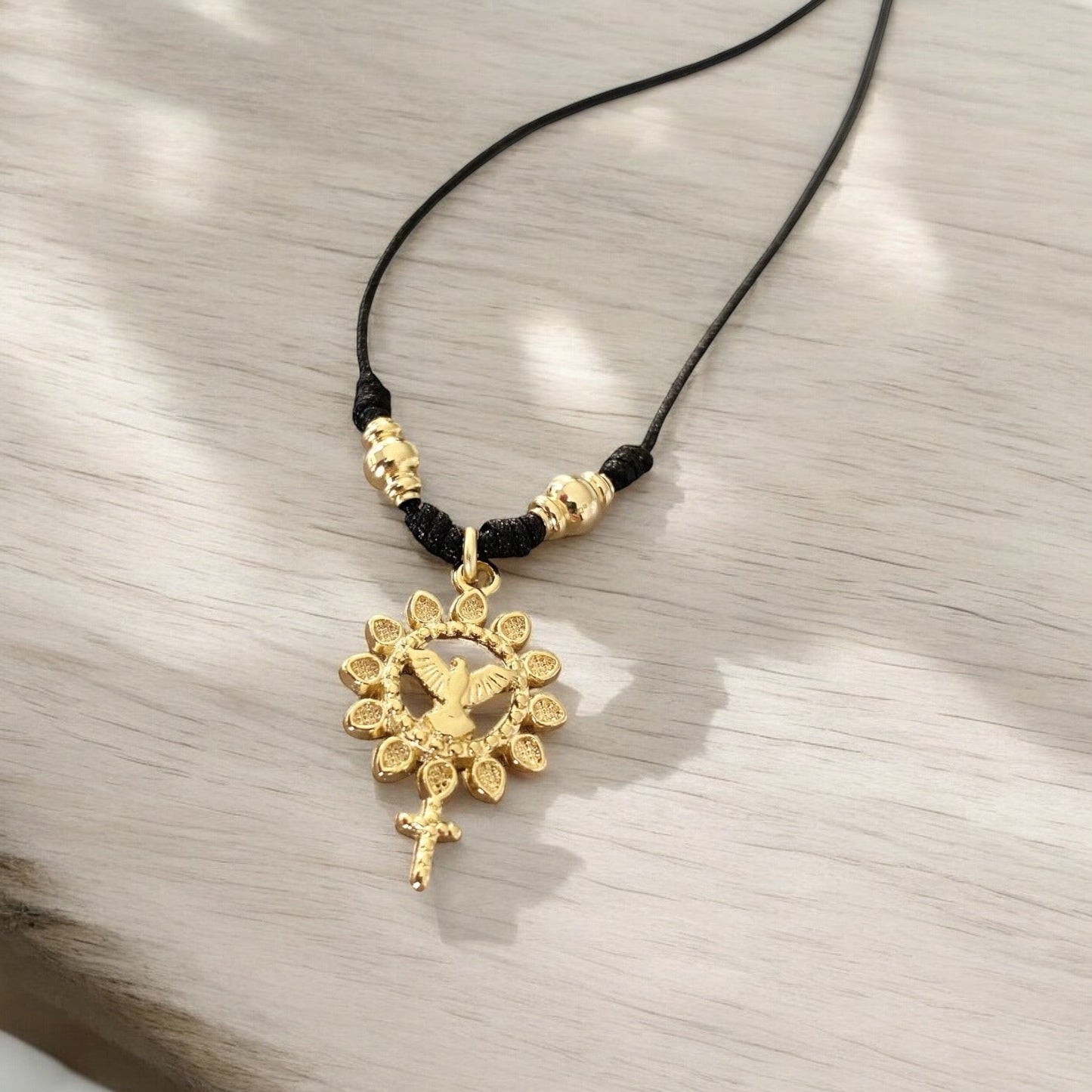 Collar hilo espíritu santo cruz oro