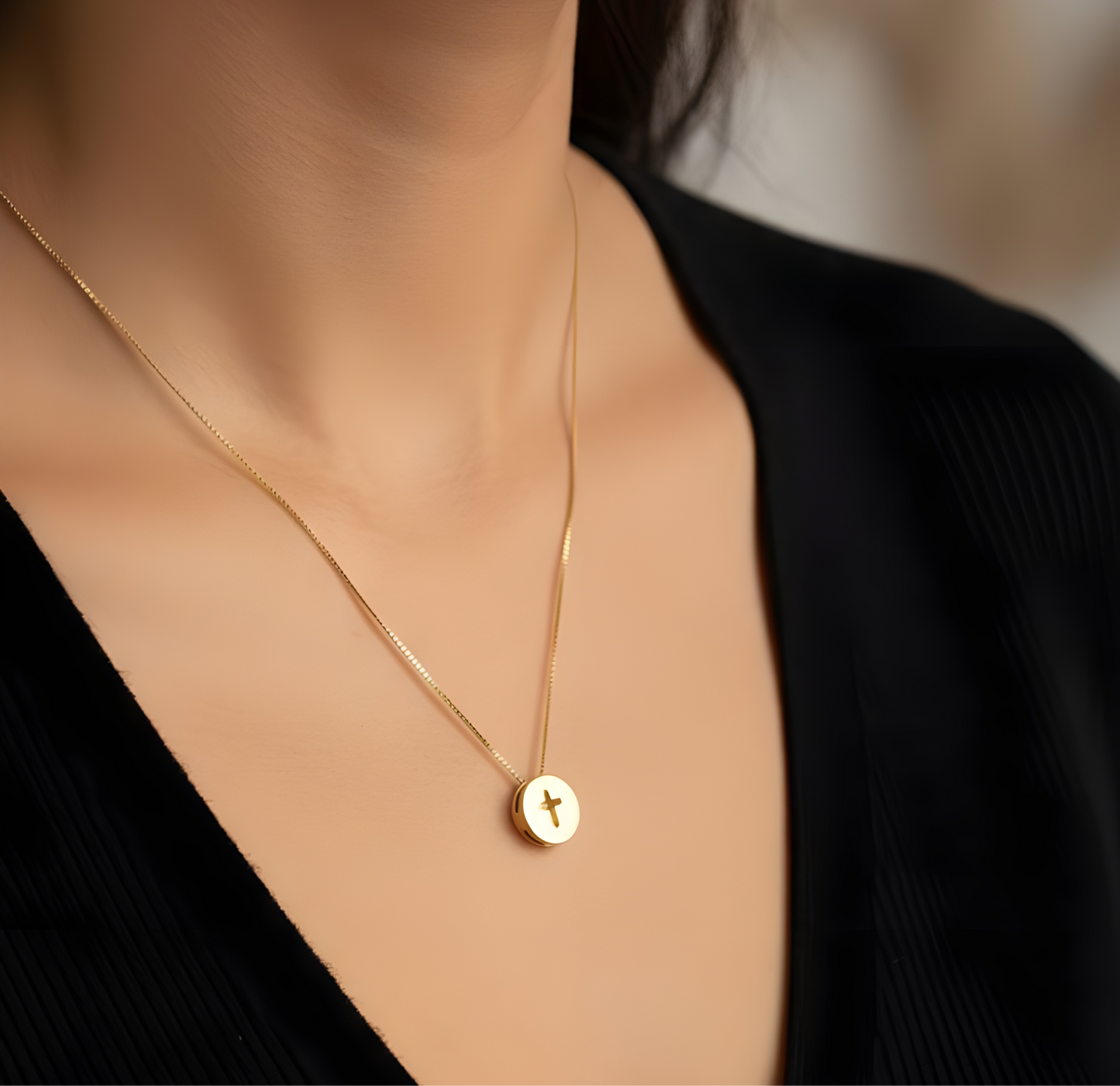 Collar moneda cruz calada oro