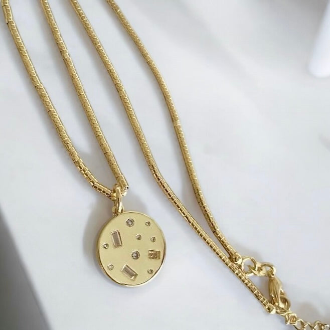 Collar mostacillas medalla circones oro