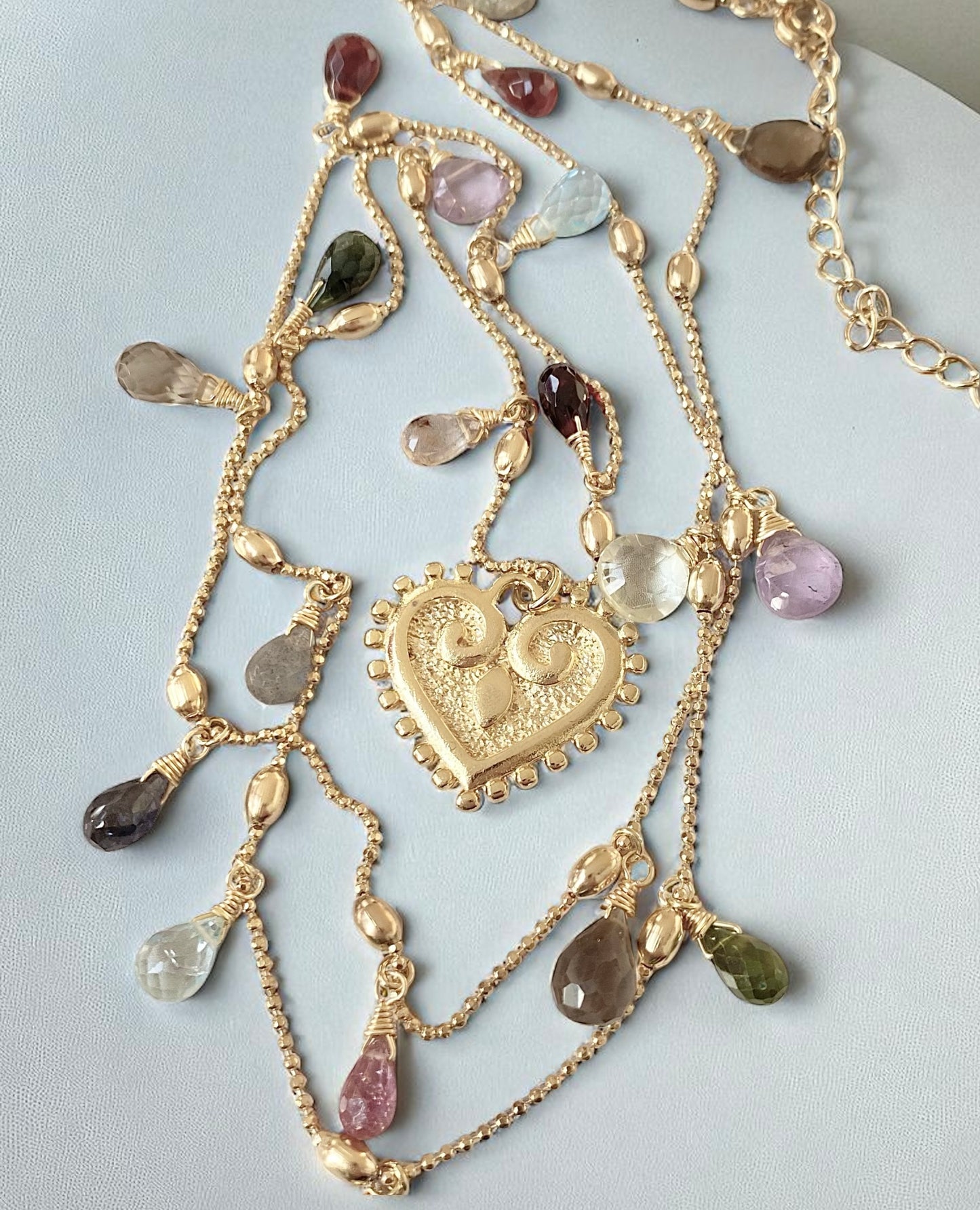Collar largo gotas corazón oro