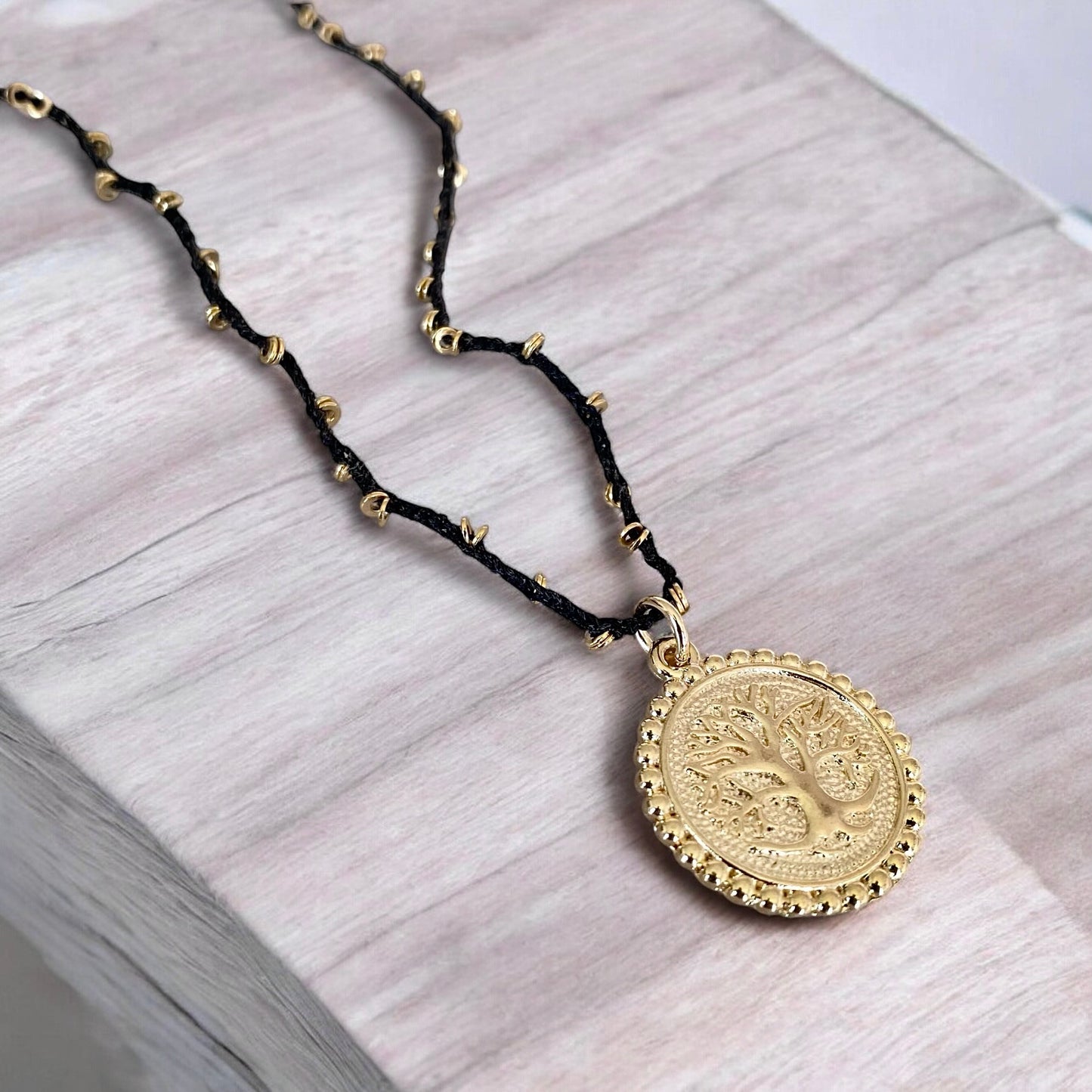 Collar tejido medalla árbol de la vida oro