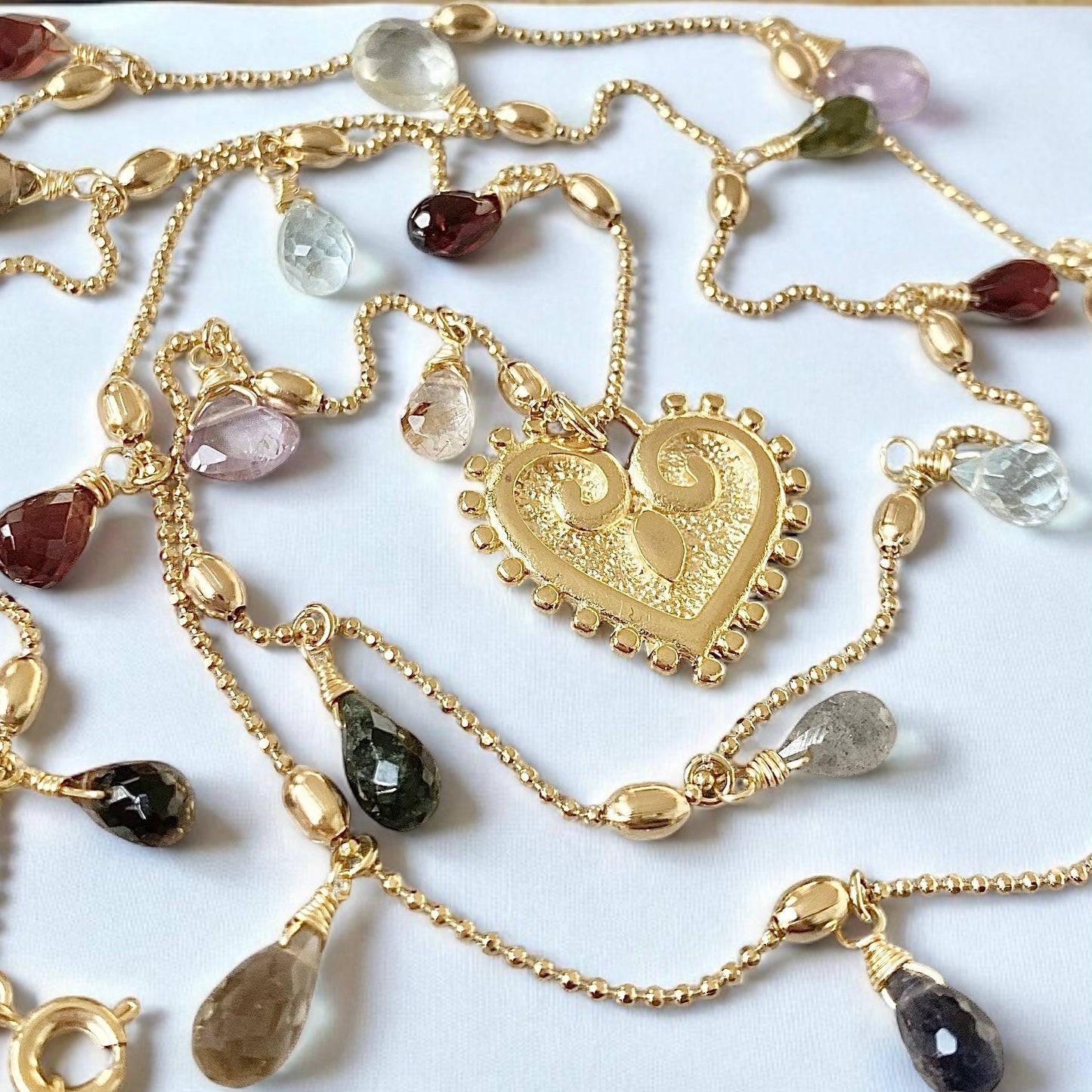 Collar largo gotas corazón oro