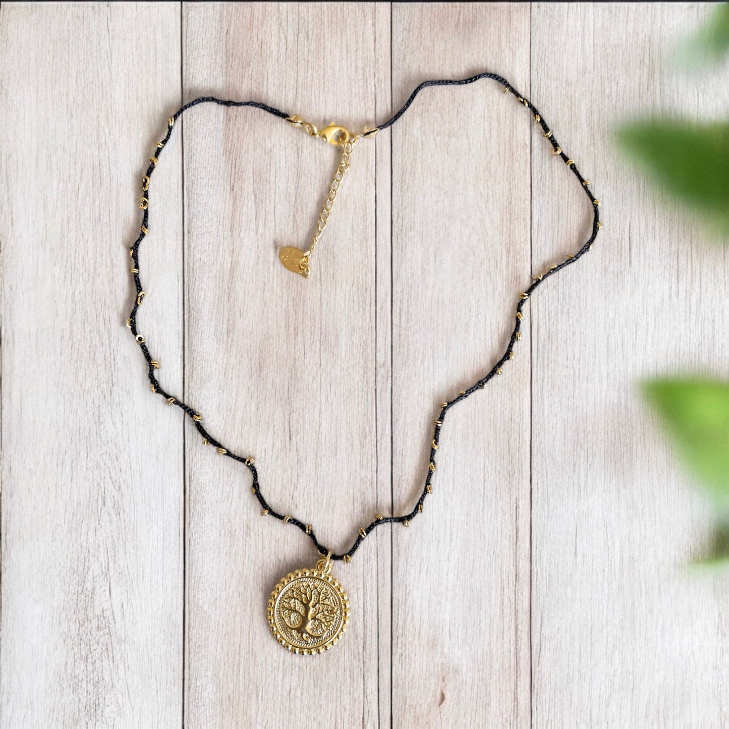 Collar tejido medalla árbol de la vida oro