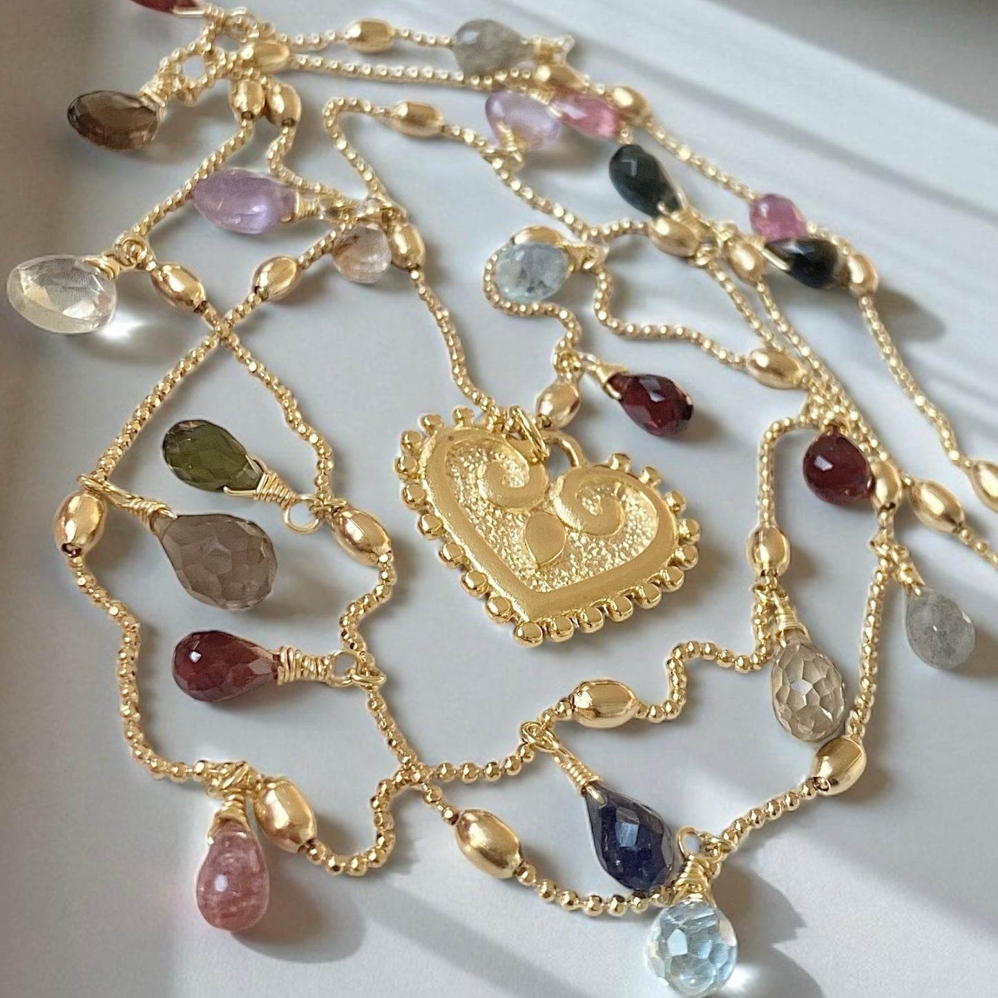 Collar largo gotas corazón oro