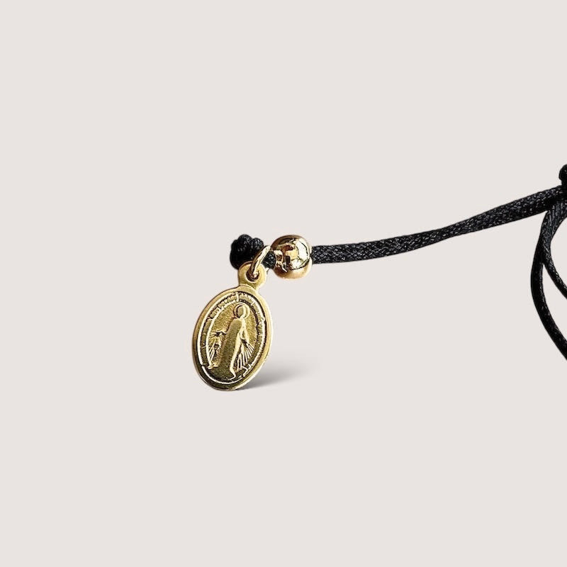 Pulsera hilo cruz calada oro