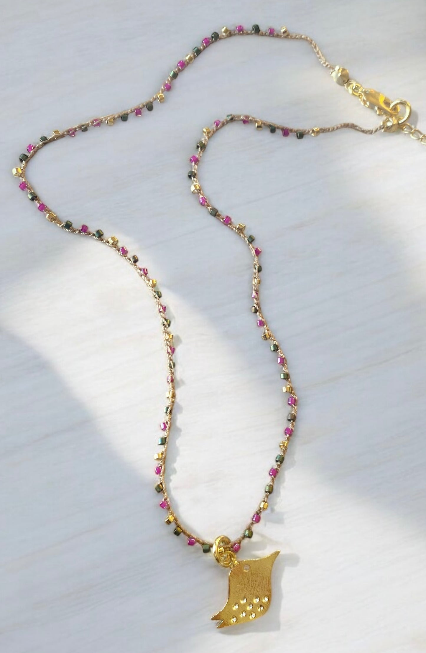 Collar tejido pajarito oro