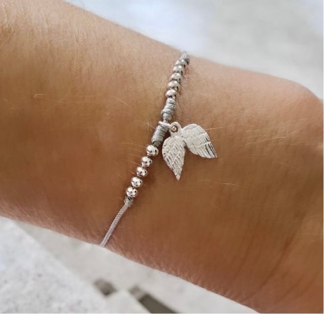 Pulsera hilo gris alitas plata