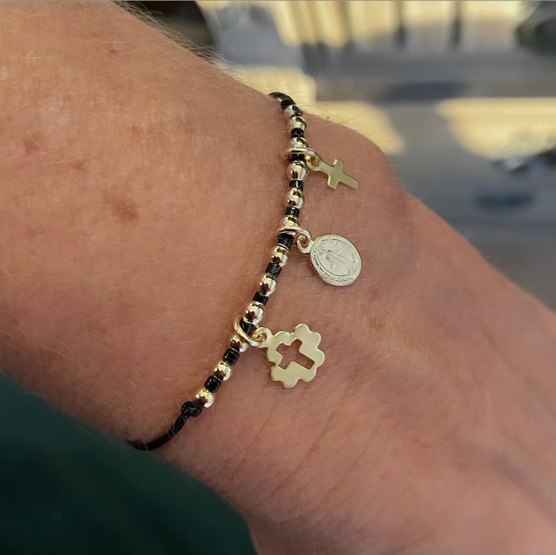 Pulsera hilo negro tres medallas oro