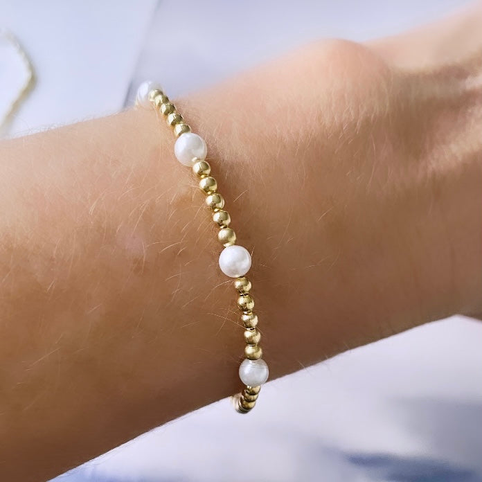 Pulsera cinco perlas oro