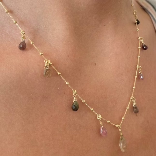 Collar corto gotas piedras oro