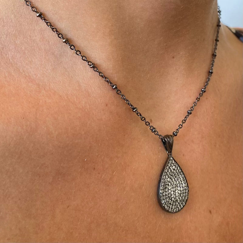 Collar placa circones plata negra.