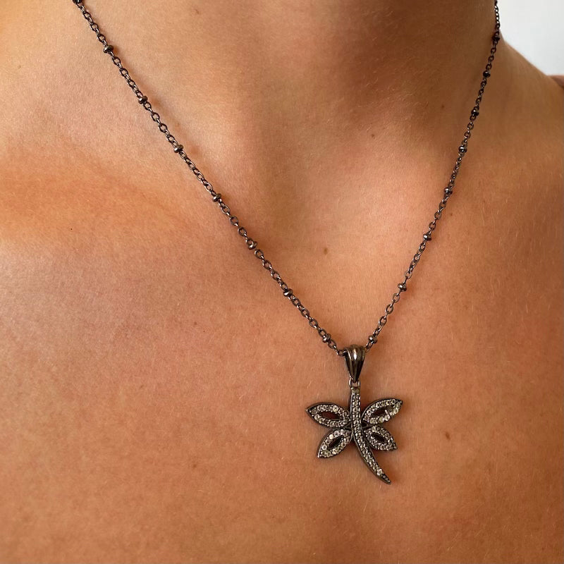 Collar libélula circones plata negra.