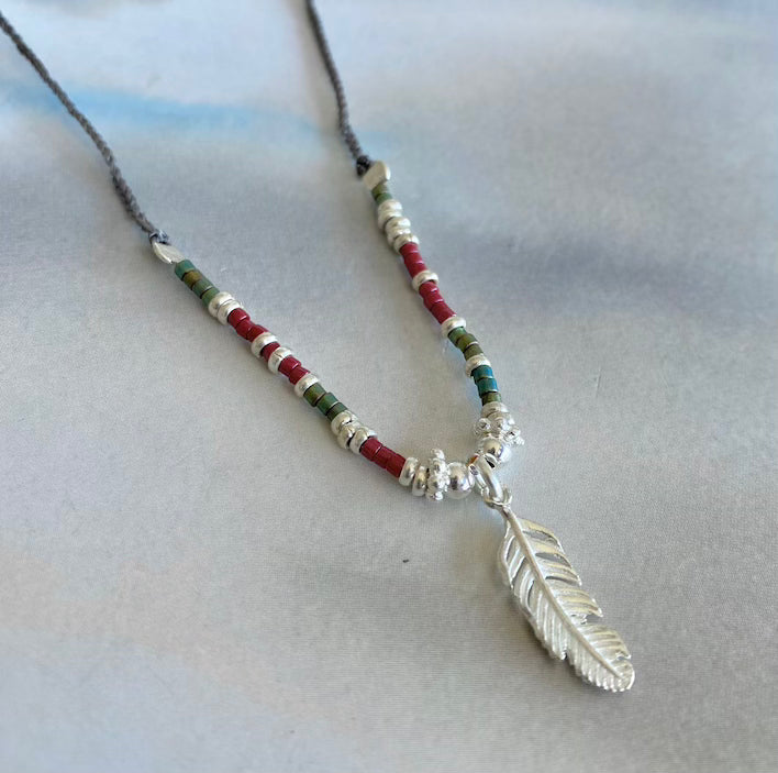 Collar tejido plumita plata
