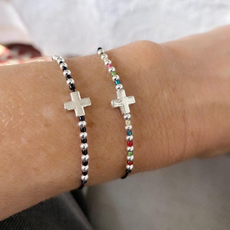 Pulsera hilo mijuki negra cruz plata