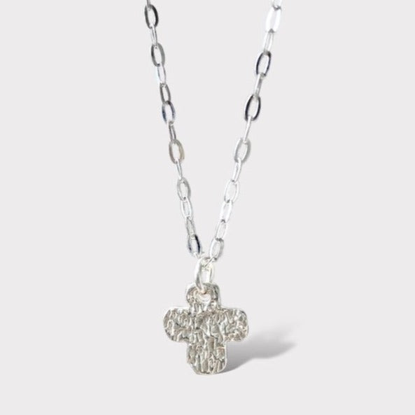 Collar cruz martillada plata