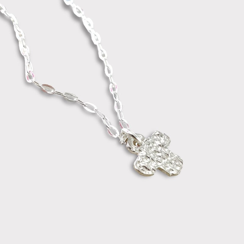 Collar cruz martillada plata