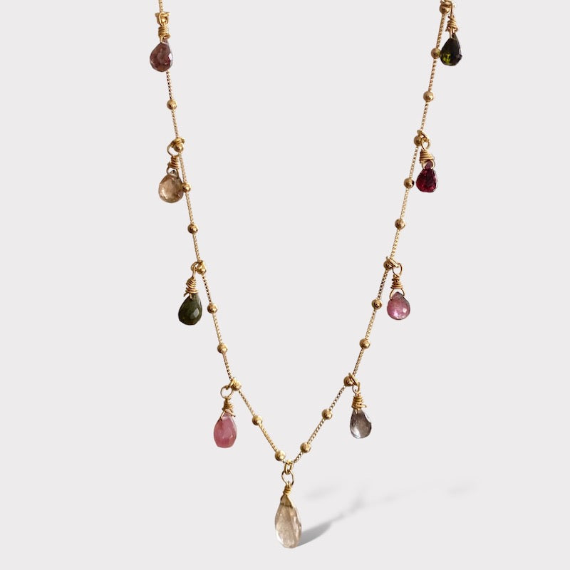 Collar corto gotas piedras oro