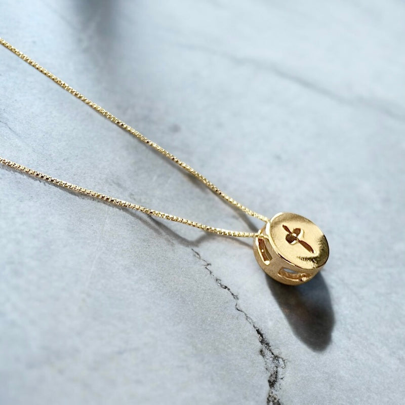 Collar moneda cruz calada oro