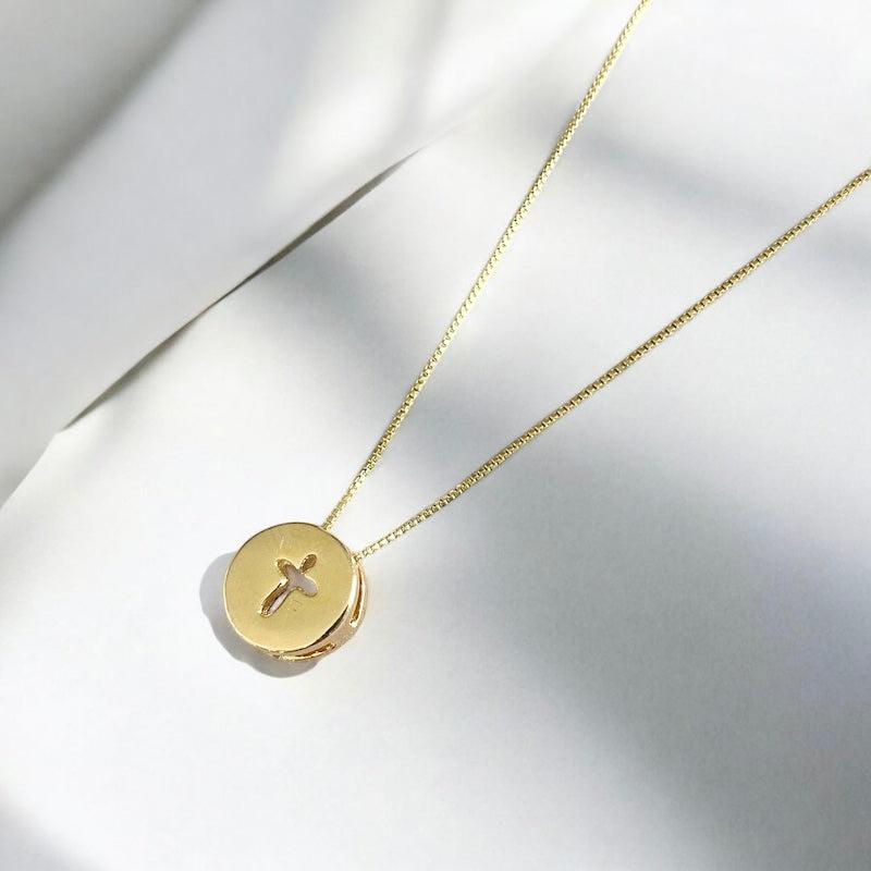Collar moneda cruz calada oro