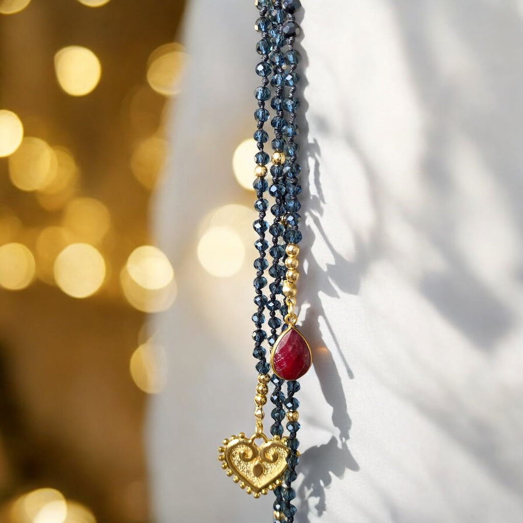 Collar siena cristal azul corazón oro