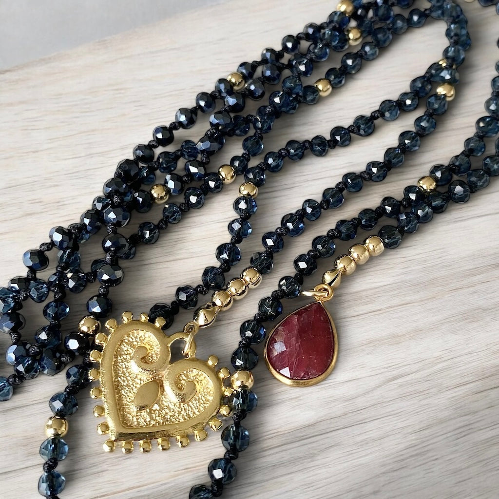 Collar siena cristal azul corazón oro