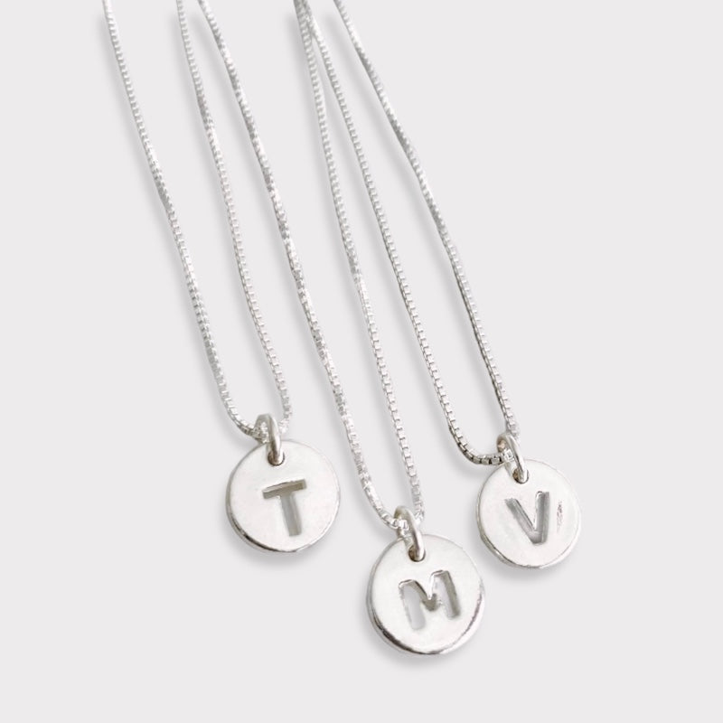 Collar letra plata