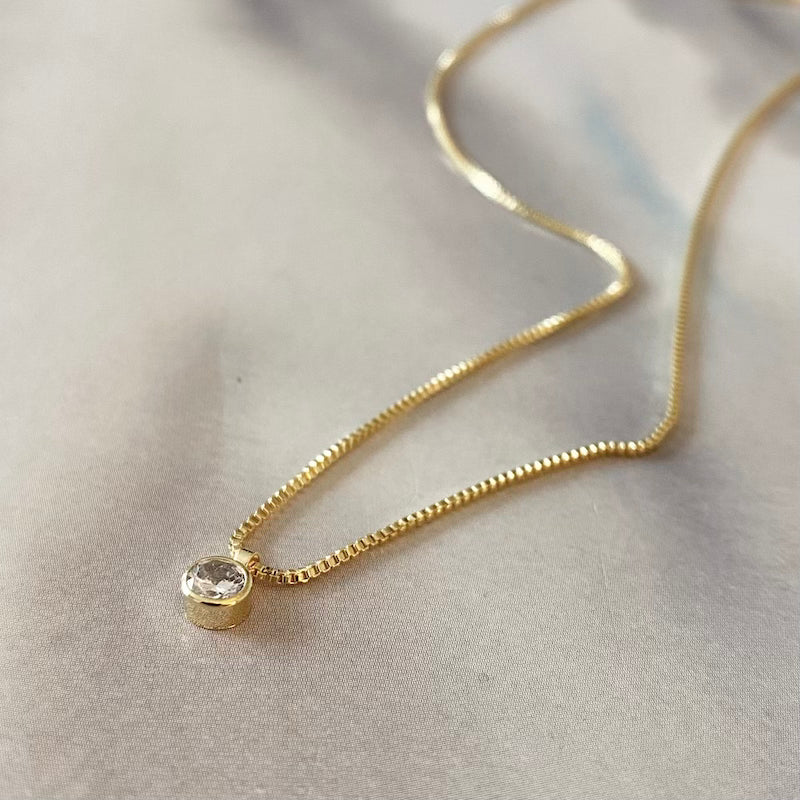 Collar punto de luz colgante 4 mm oro