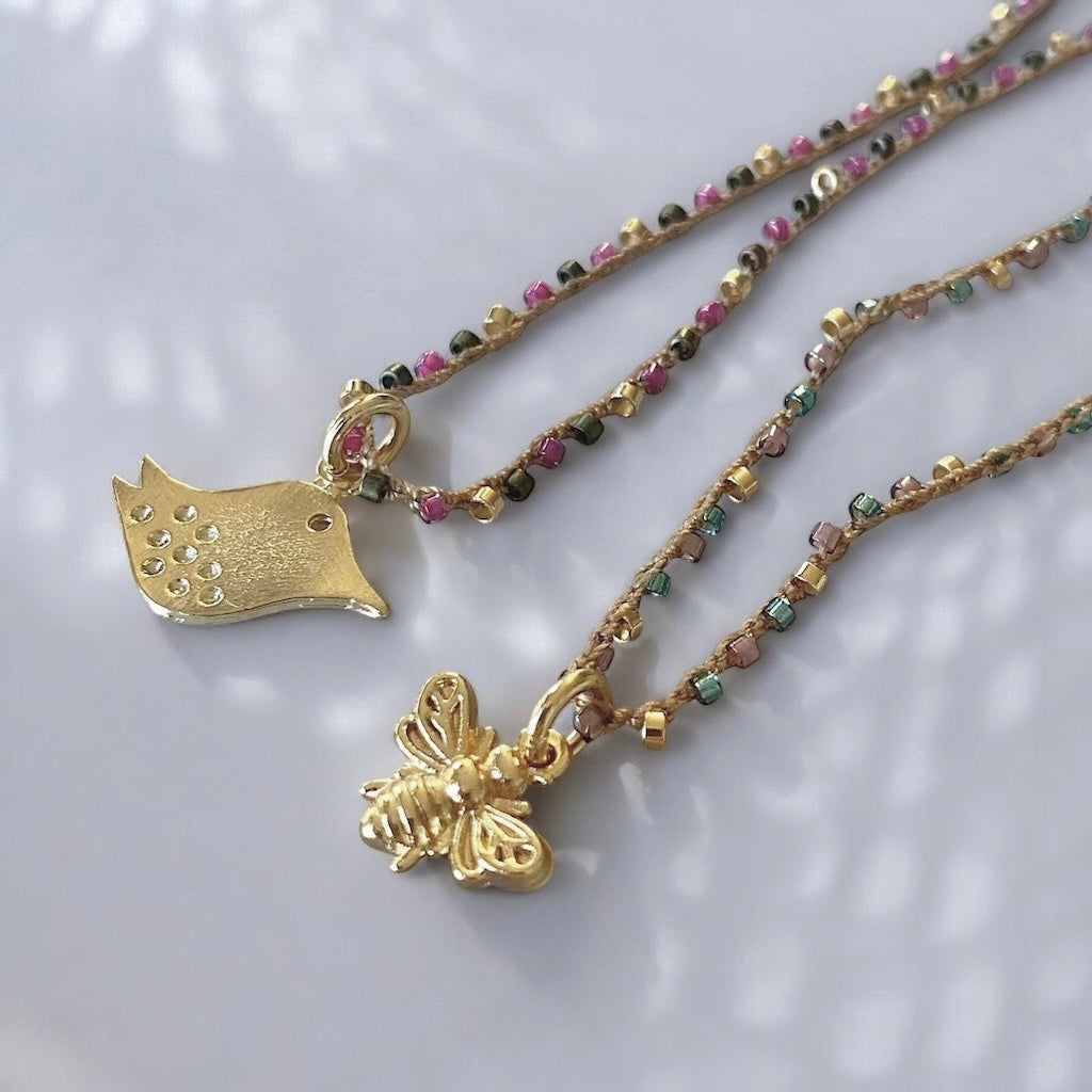 Collar tejido abejita oro