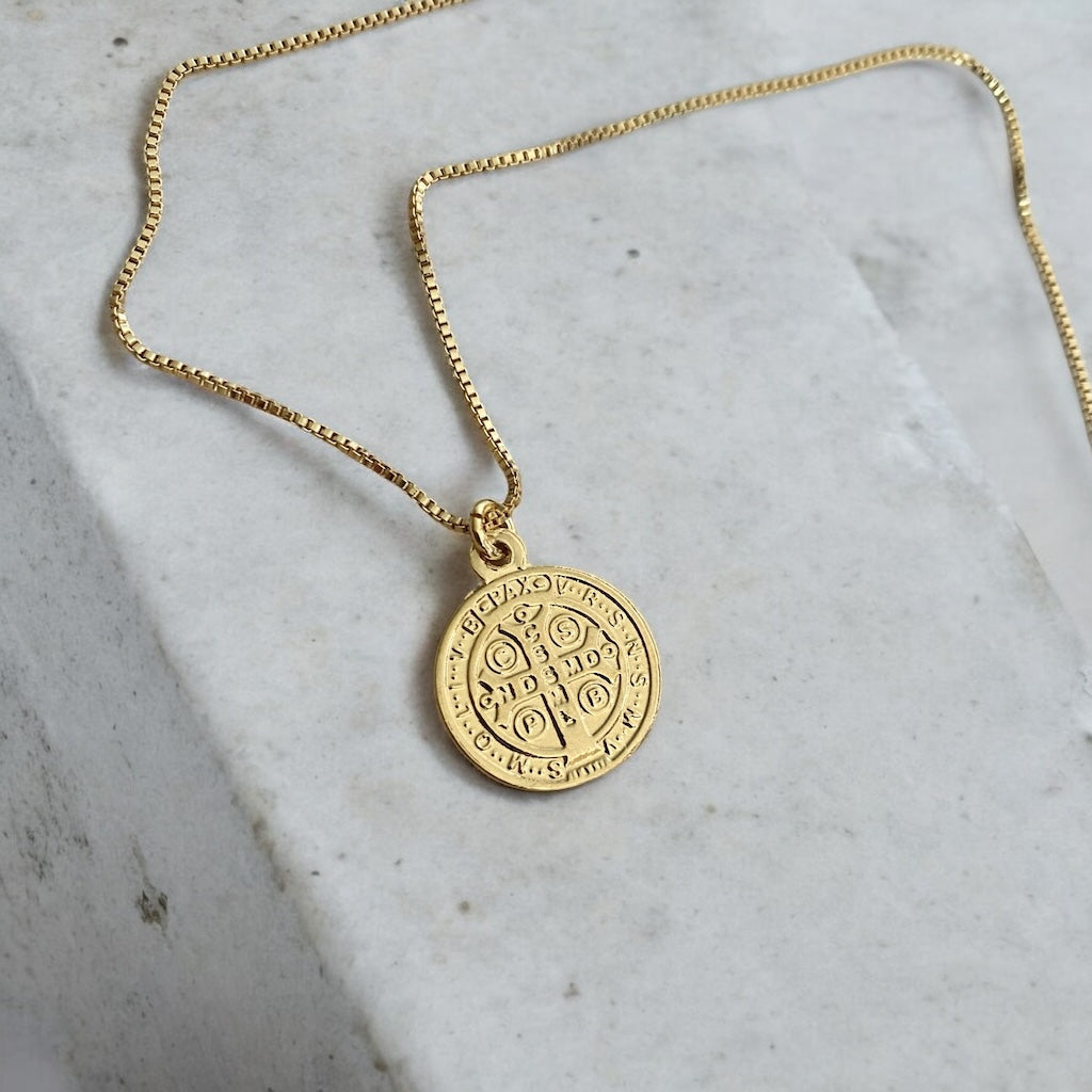 Collar san Benito oro