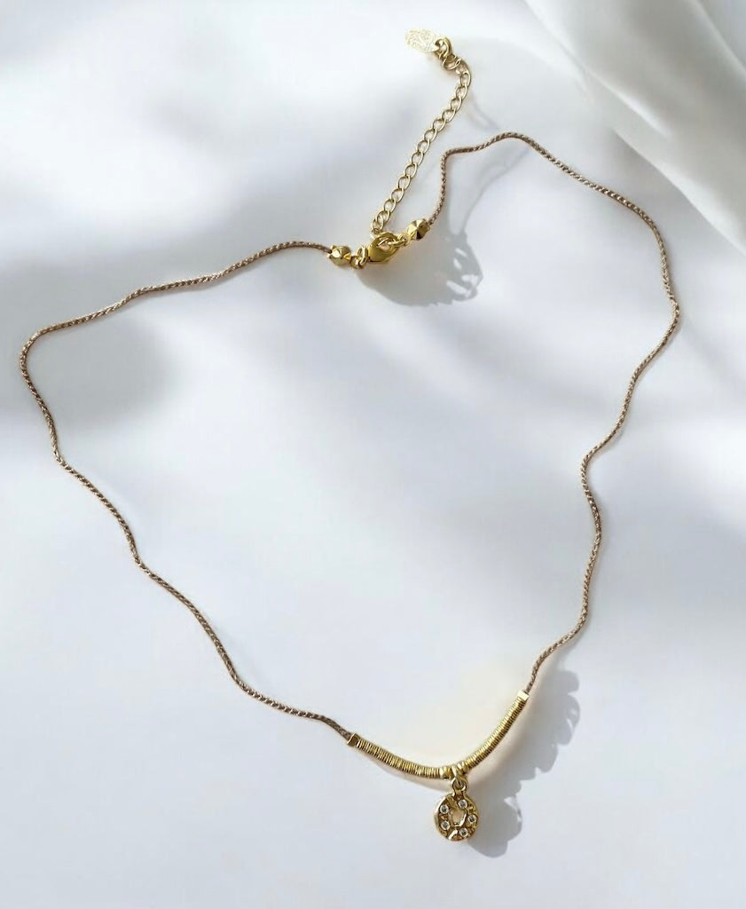 Collar tejido mini corazón calado oro