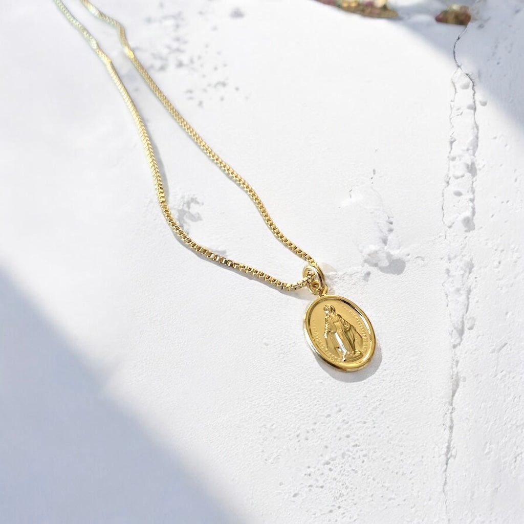 Collar virgen de los rayos oro