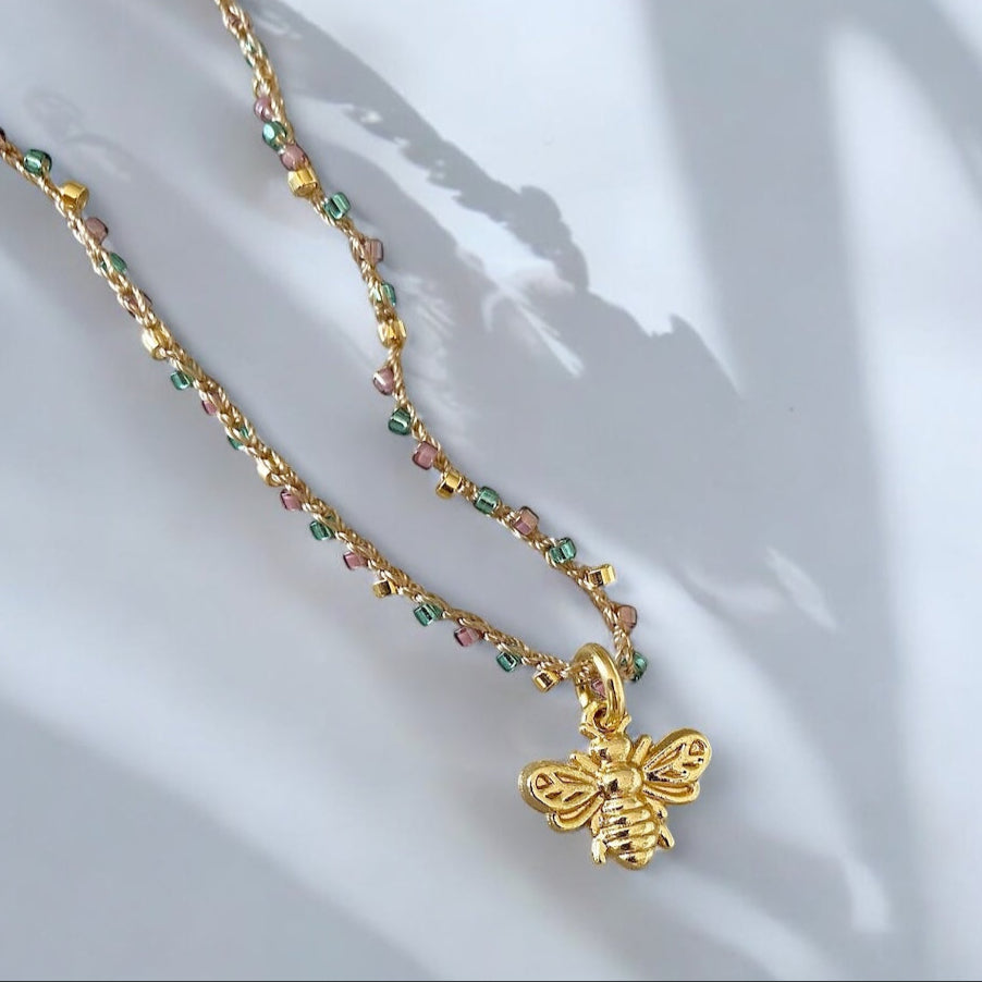 Collar tejido abejita oro