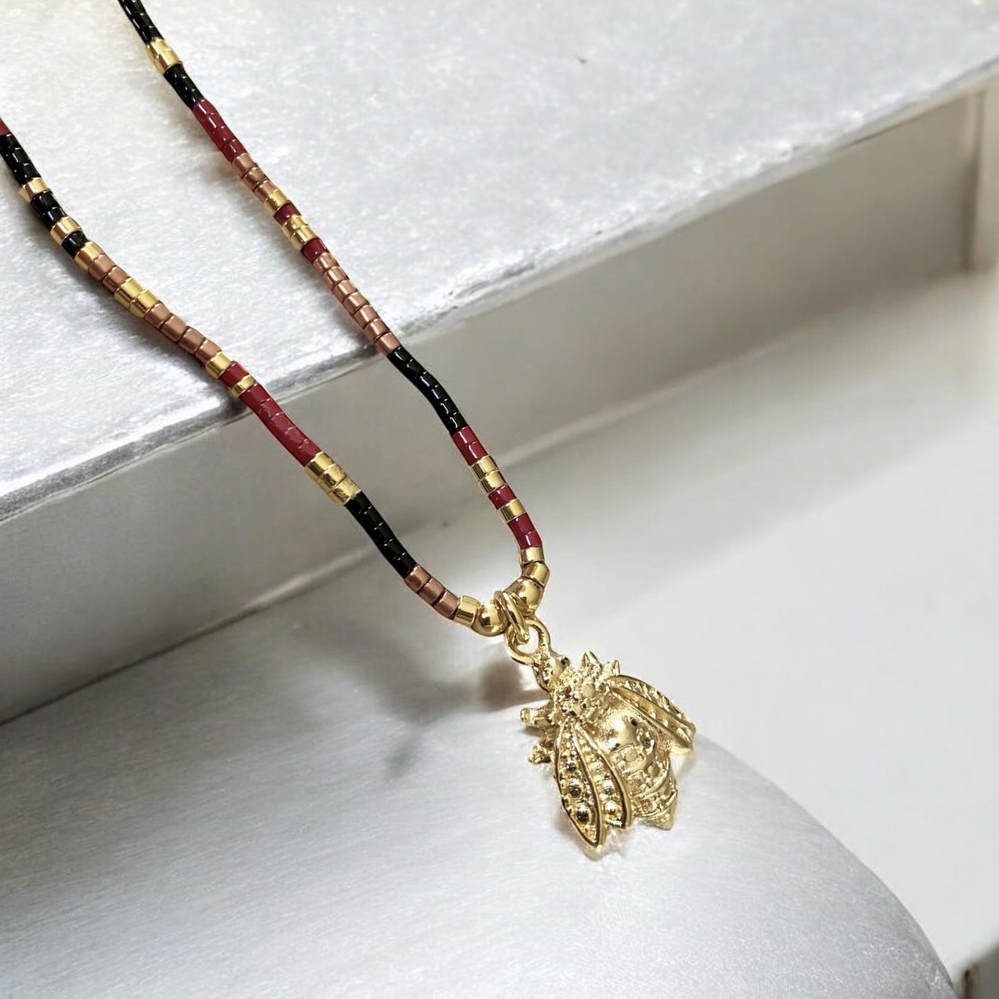 Collar tejido abeja reina oro