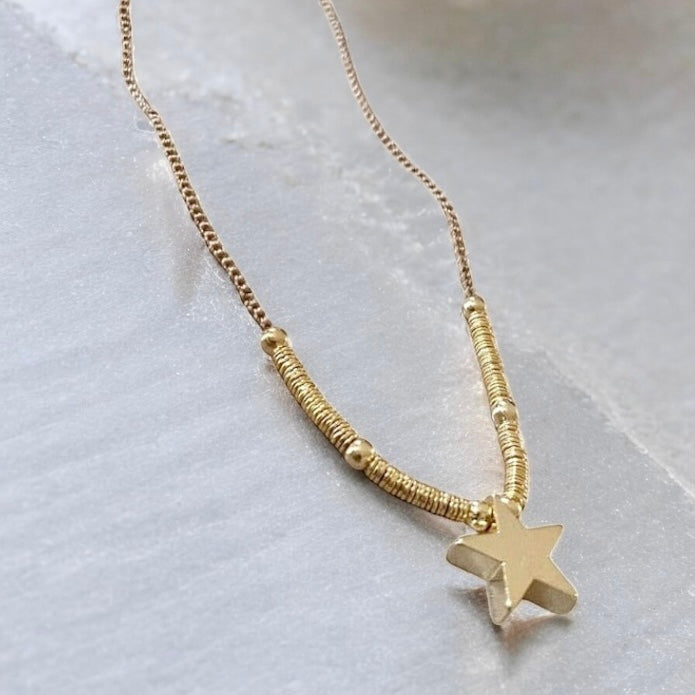 Collar tejido mostacillas estrellita oro