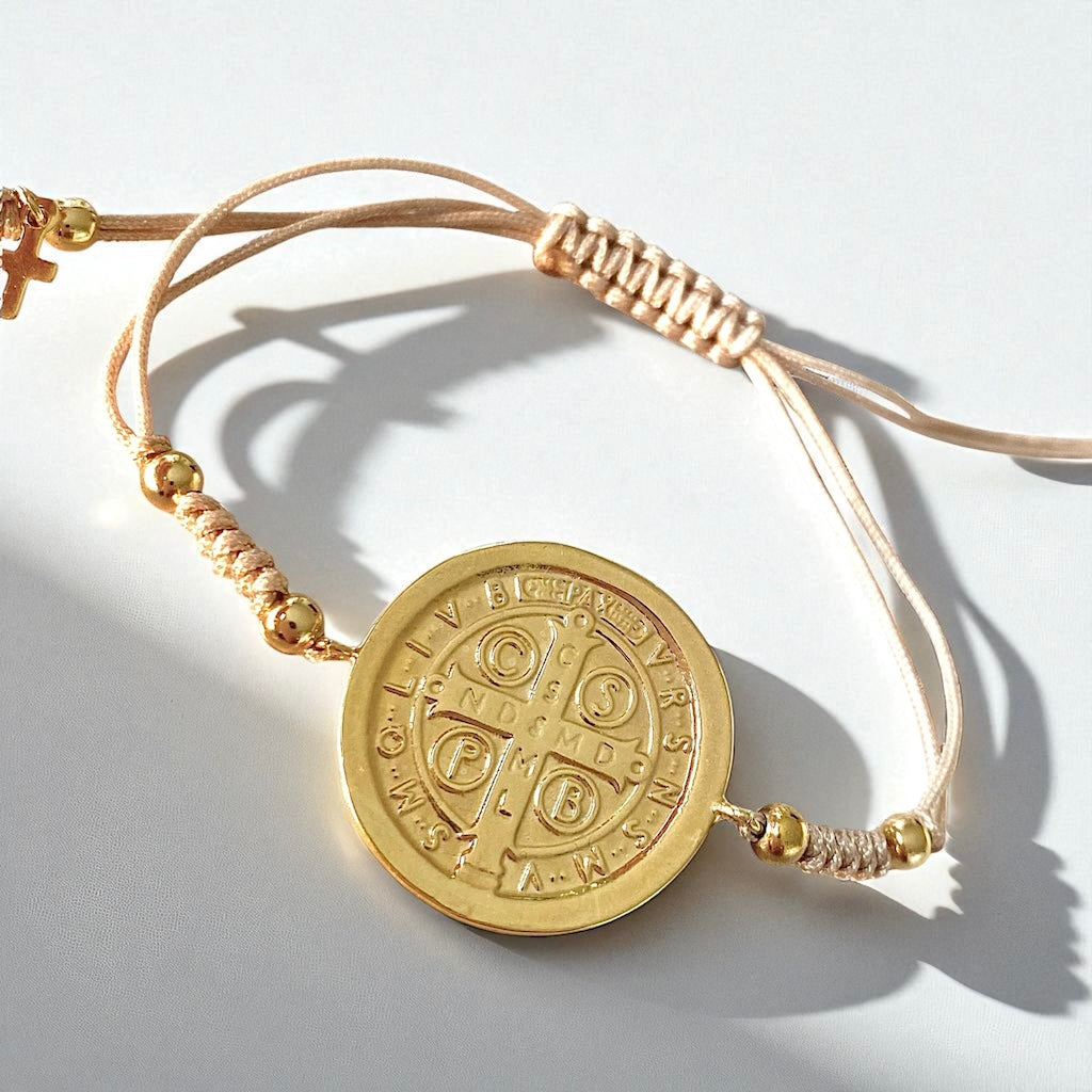 Pulsera hilo gran medalla San Benito oro