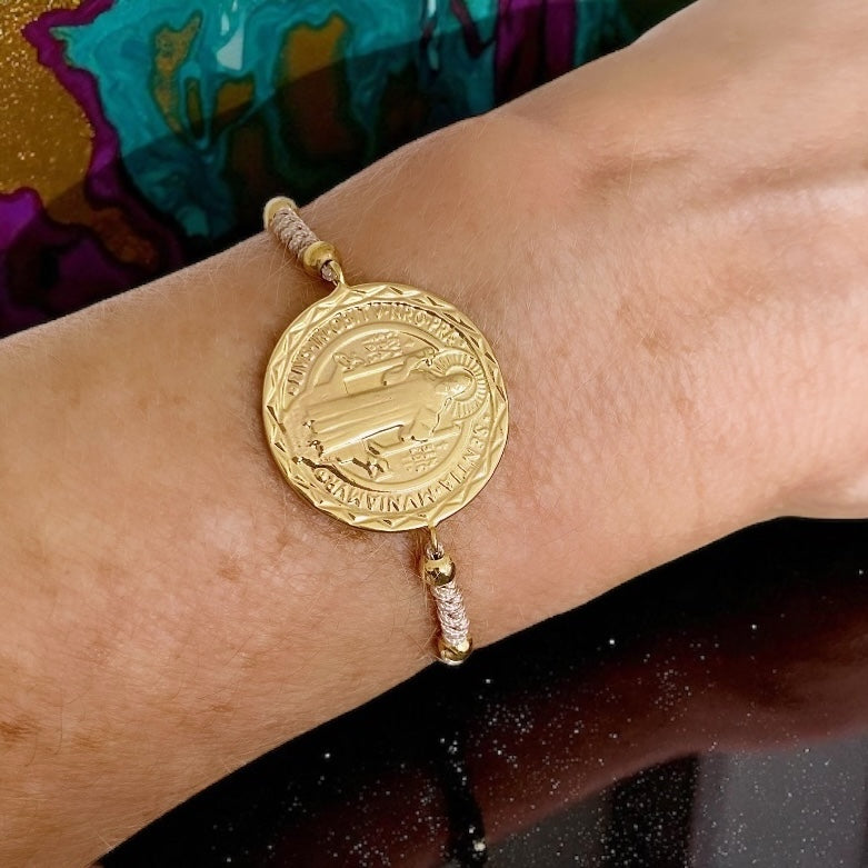 Pulsera hilo gran medalla San Benito oro