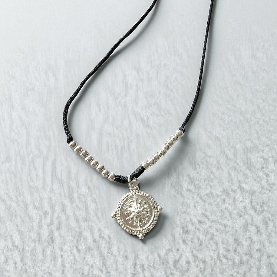 Collar hilo rosa de los vientos plata