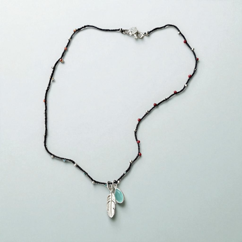 Collar tejido calcedonia plumita plata