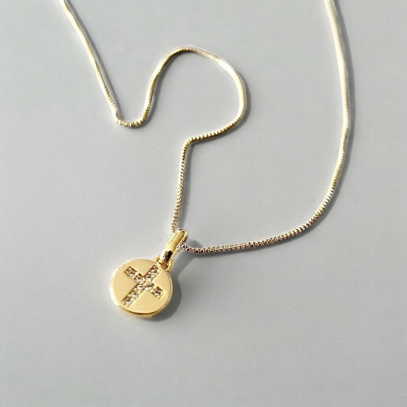 Collar mini medalla cruz circones oro