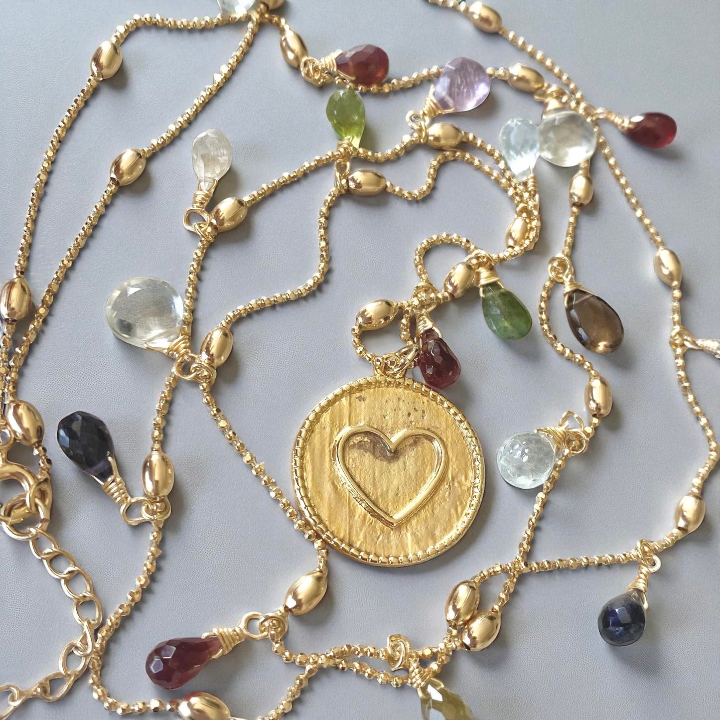 Collar largo gotas corazón oro