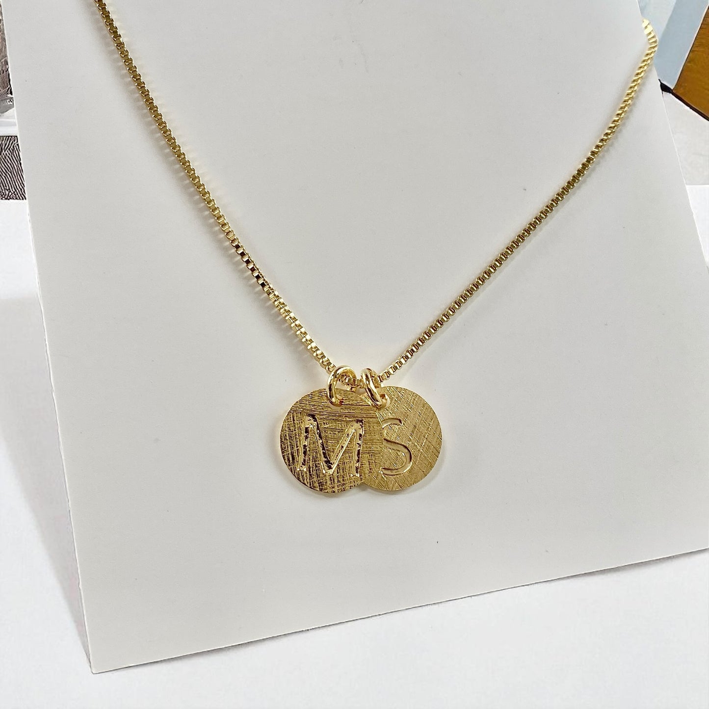Collar letra oro