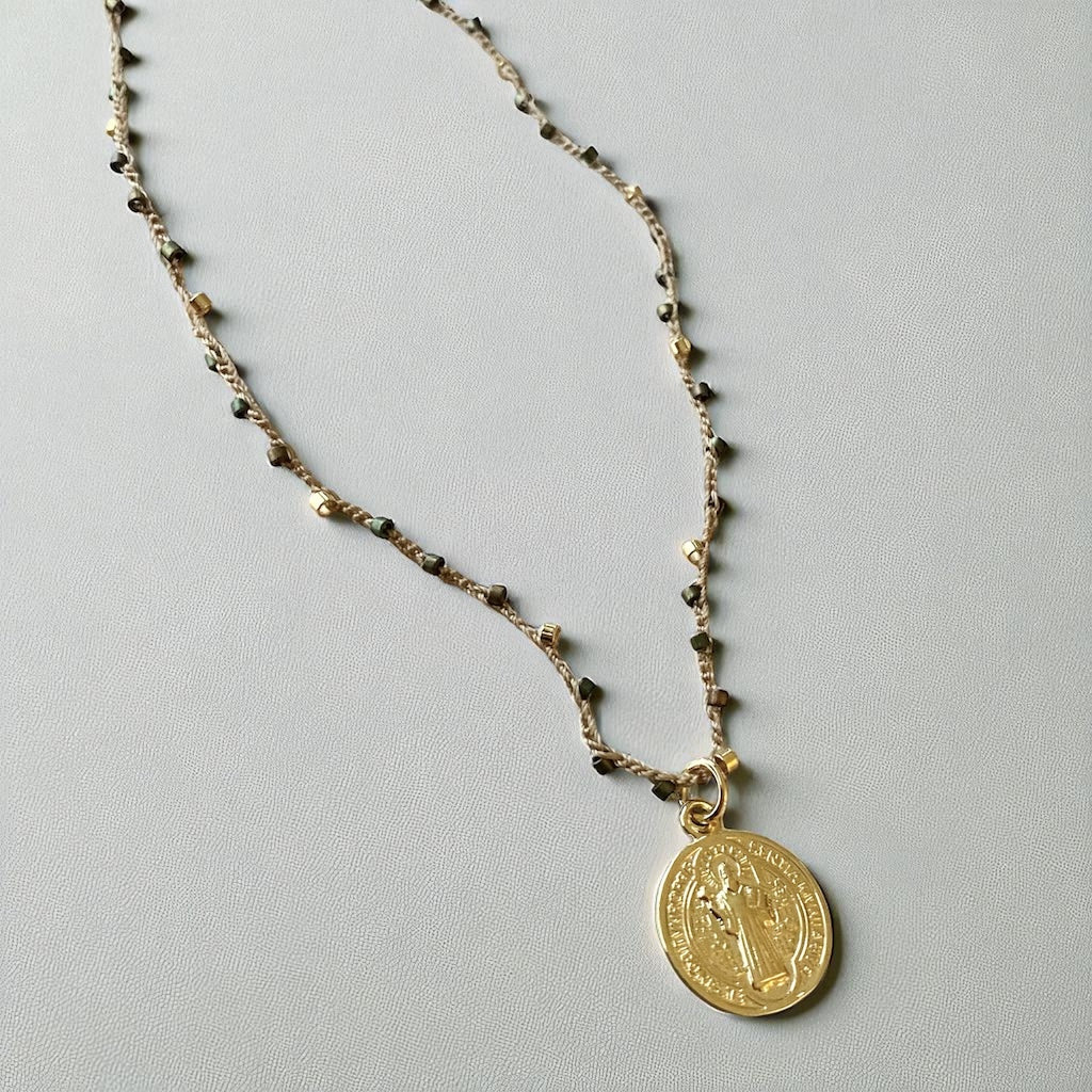 Collar tejido medalla San Benito oro