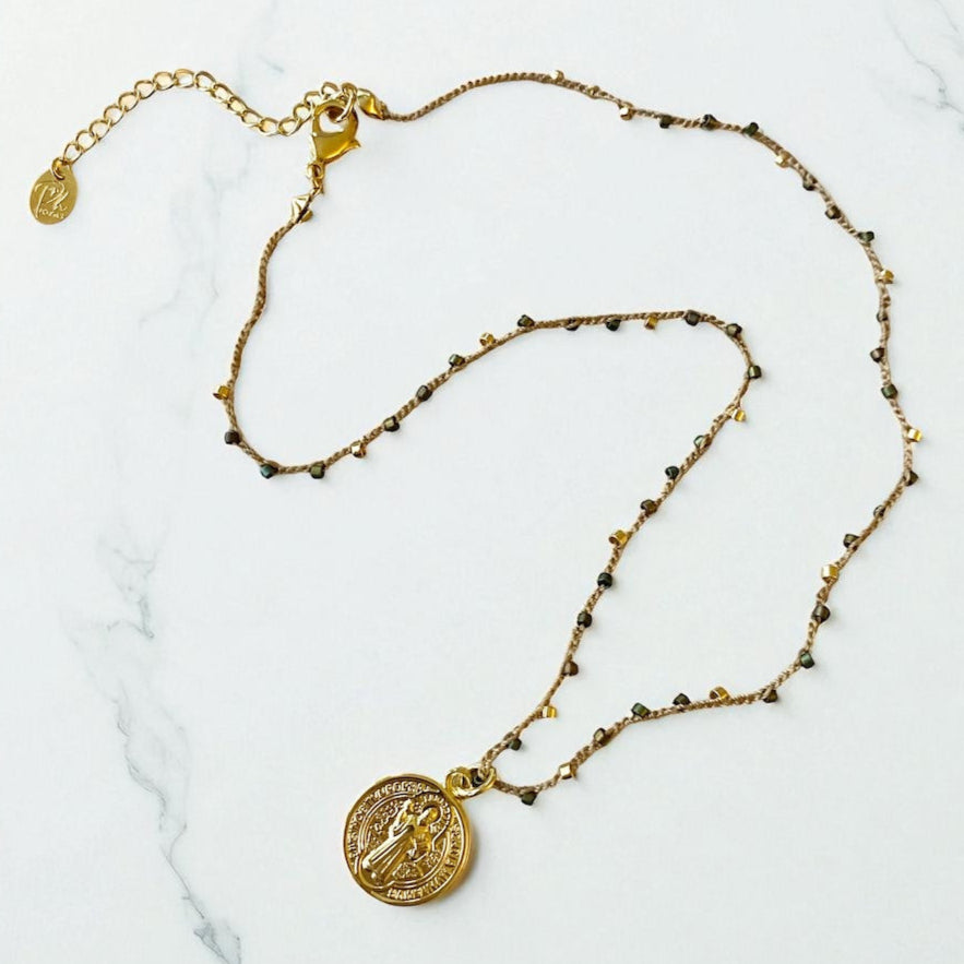 Collar tejido medalla San Benito oro