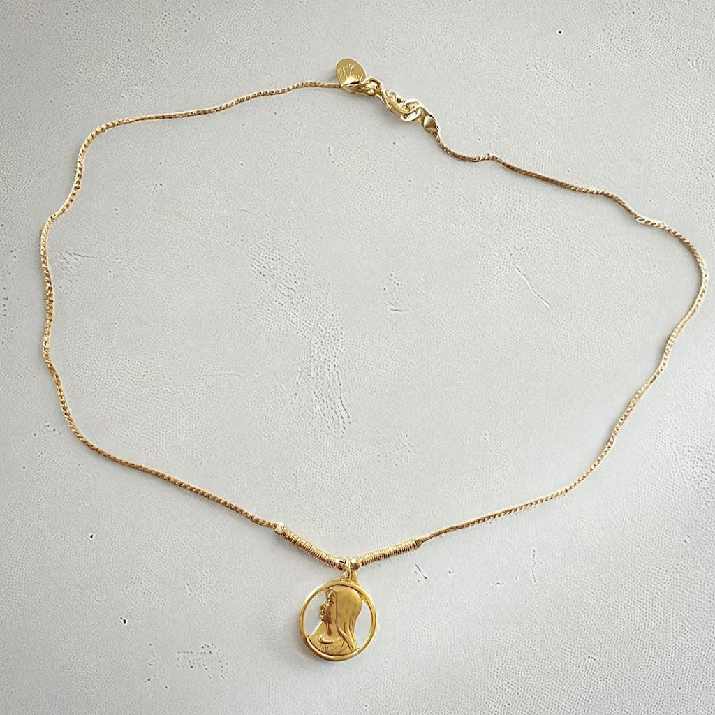 Collar tejido medalla virgen oro