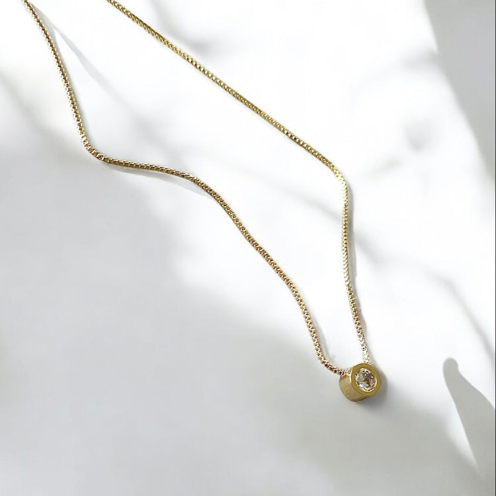 Collar punto de luz 6 mm oro