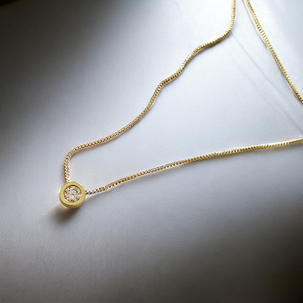 Collar punto de luz 6 mm oro