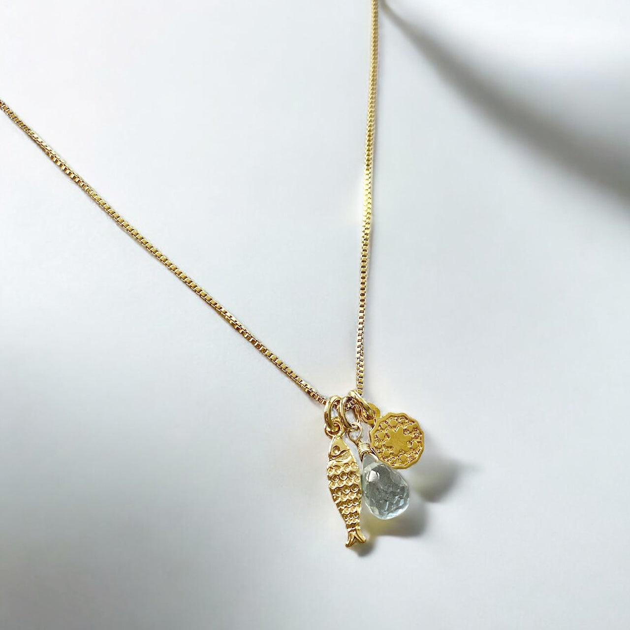 Collar trío aguamarina mini pez koi oro