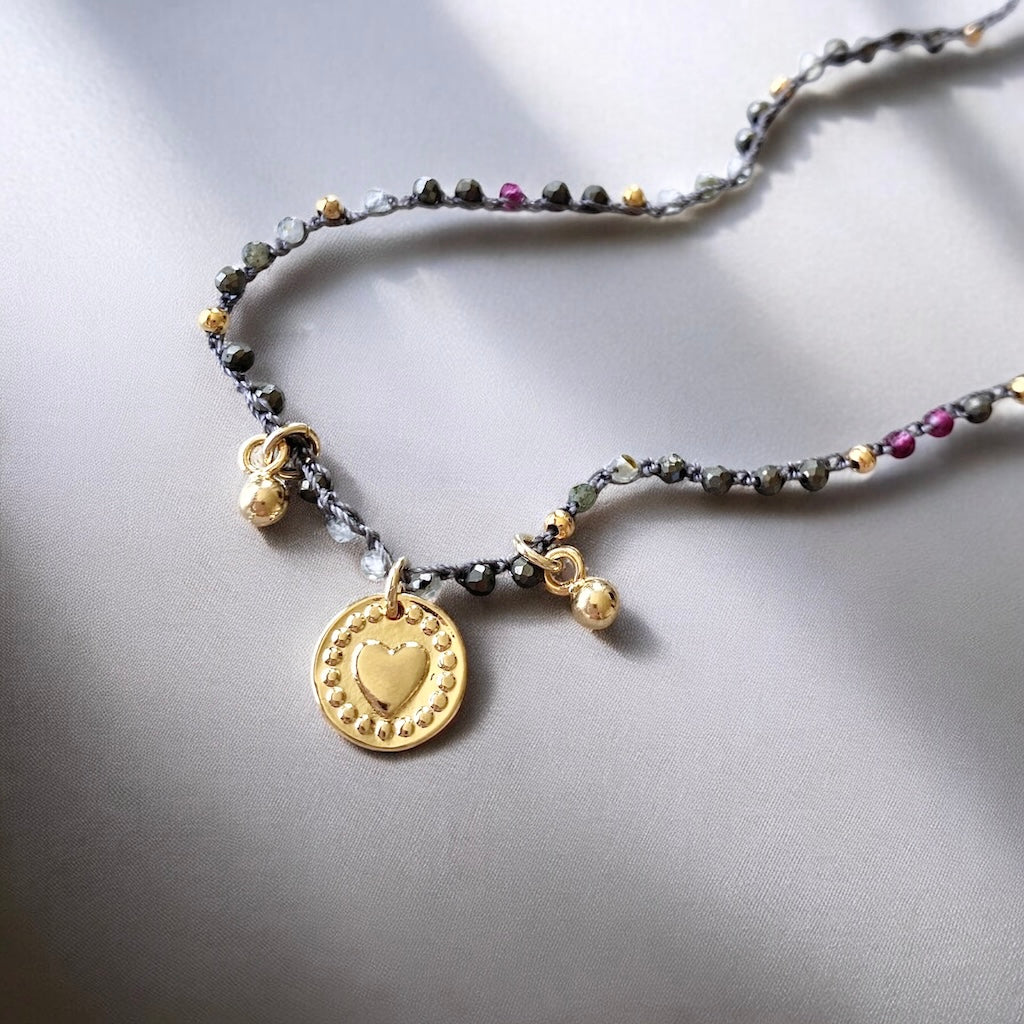 Collar tejido piedras medalla corazón oro