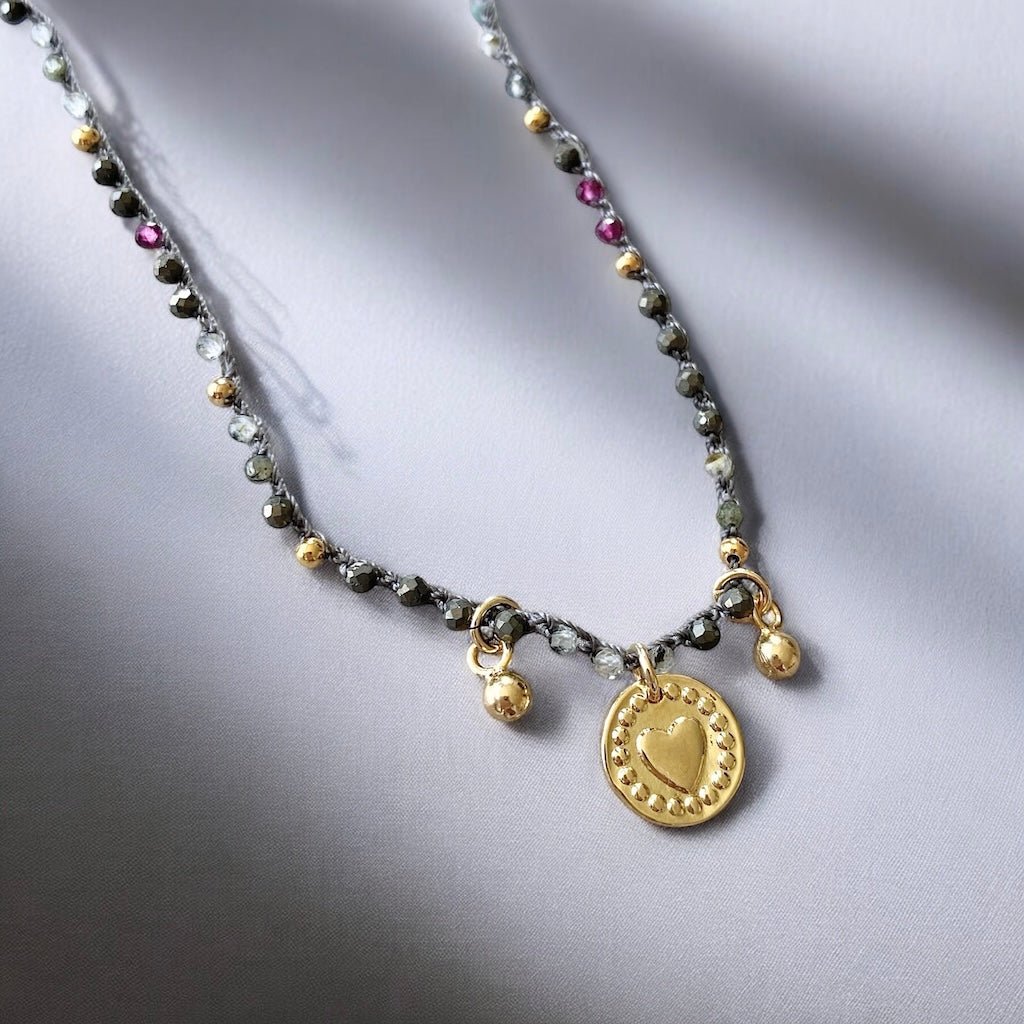 Collar tejido piedras medalla corazón oro