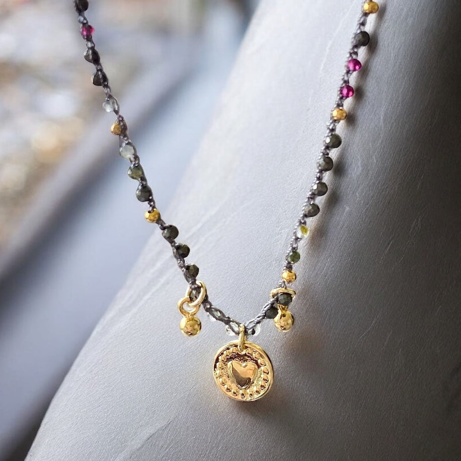 Collar tejido piedras medalla corazón oro